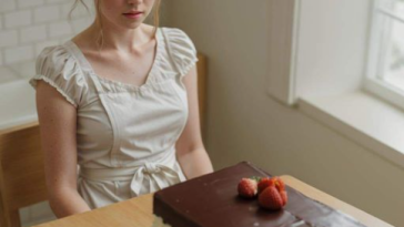 Un gâteau d'opéra délicat avec une garniture de fraises